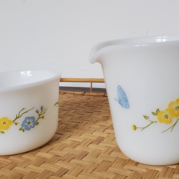Vintage Milk Glass Pyrex Set of  4 Teacups, Creamer, Sugar Bowl Flirtation - Picture 7 of 7